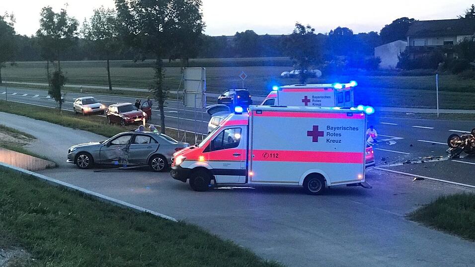 Auf der B299 bei Neustadt an der Donau hat sich am Mittwochabend ein tödlicher Unfall ereignet. Auf der B299 bei Neustadt an der Donau hat sich am Mittwochabend ein tödlicher Unfall ereignet.