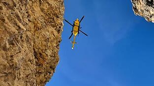 Ein Hubschrauber brachte den verletzten Kletterer aus dem unwegsamen Gelände. (Symbolbild) Ein Hubschrauber brachte den verletzten Kletterer aus dem unwegsamen Gelände. (Symbolbild)