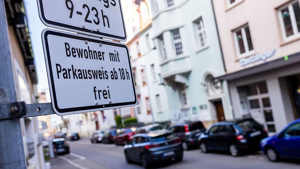 Mehr als 30,70 Euro pro Jahr dürfen bayerische Kommunen nicht für Anwohnerparkausweise verlangen. (Archivbild) Mehr als 30,70 Euro pro Jahr dürfen bayerische Kommunen nicht für Anwohnerparkausweise verlangen. (Archivbild)