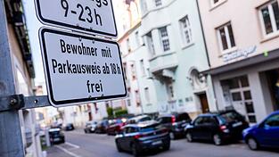 Mehr als 30,70 Euro pro Jahr dürfen bayerische Kommunen nicht für Anwohnerparkausweise verlangen. (Archivbild) Mehr als 30,70 Euro pro Jahr dürfen bayerische Kommunen nicht für Anwohnerparkausweise verlangen. (Archivbild)