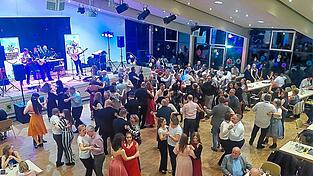 Dank der „Waidler Rebellen“ war die Tanzfläche im Saal des Tagungszentrums stets gut gefüllt. Dank der „Waidler Rebellen“ war die Tanzfläche im Saal des Tagungszentrums stets gut gefüllt.