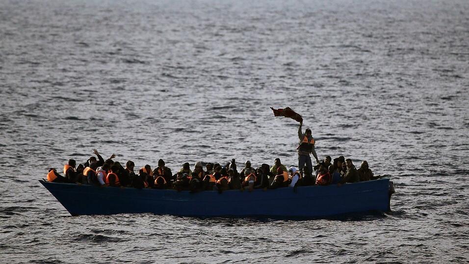Vor Lampedusa ist ein Boot mit MIgranten gesunken - ein Kind wird vermisst. (Archivbild)