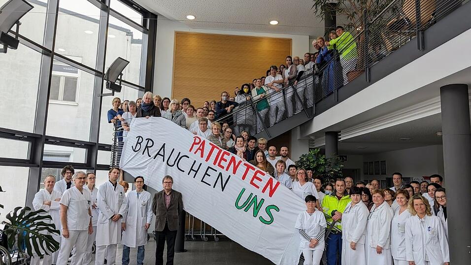 Die Mitarbeiter der Klinik Donaustauf hoffen auf ein positives Ende. Die Mitarbeiter der Klinik Donaustauf hoffen auf ein positives Ende.