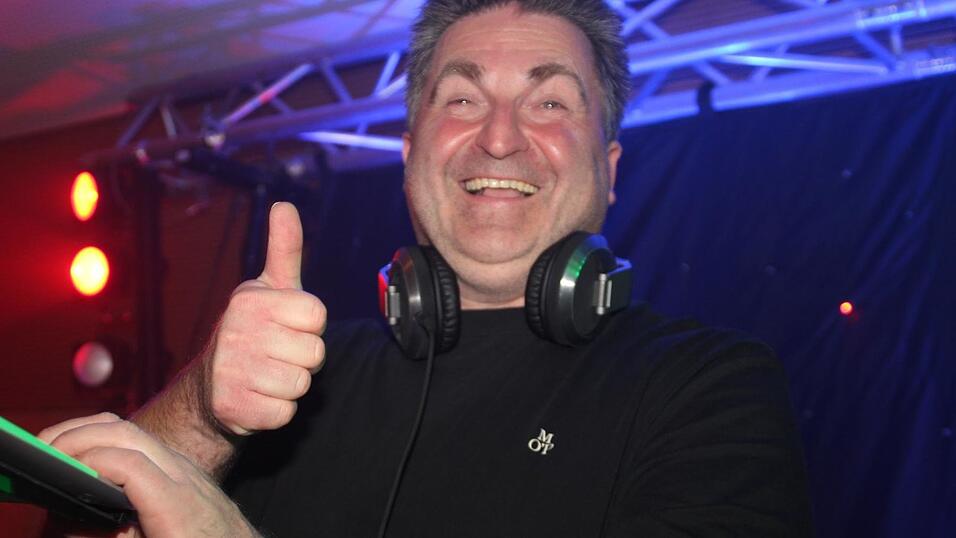 Mit Musik, Getränken und guter Gesellschaft war es ein Mal mehr ein unvergesslicher Eskara-Abend. Mit Musik, Getränken und guter Gesellschaft war es ein Mal mehr ein unvergesslicher Eskara-Abend.