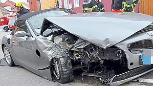 Nach dem Aufprall war das Auto stark demoliert.