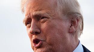 Laut US-Präsident Donald Trump sind bei einem Angriff seines Landes auf ein angeblich mit Drogen beladenes Schiff drei Menschen getötet worden. (Archivbild)