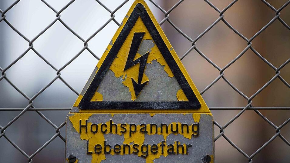 Bei den Stadtwerken in Kelheim standen am Dienstag Nachmittag die Telefone nicht mehr still. In weiten Teilen der Stadt war der Strom ausgefallen. (Symbolbild) Bei den Stadtwerken in Kelheim standen am Dienstag Nachmittag die Telefone nicht mehr still. In weiten Teilen der Stadt war der Strom ausgefallen. (Symbolbild)