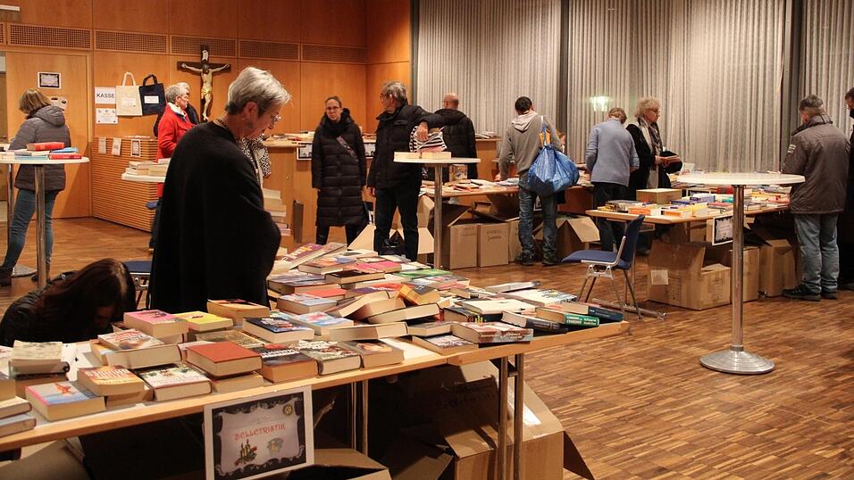 Der Bücherflohmarkt im Landauer Pfarrzentrum war sehr gefragt. Heuer findet er nicht statt. Der Bücherflohmarkt im Landauer Pfarrzentrum war sehr gefragt. Heuer findet er nicht statt.