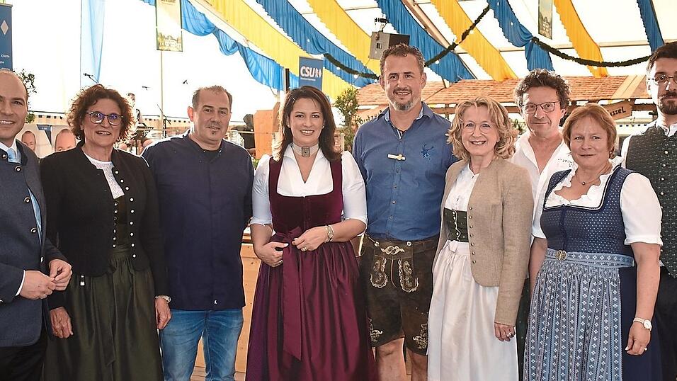 Die Staatsministerin (4. von links) wurde von der lokalpolitischen Prominenz und von den beiden Festwirten begr&uuml;&szlig;t.