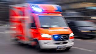 Der Mann starb noch an der Unfallstelle an seinen schweren Verletzungen. (Symbolbild)