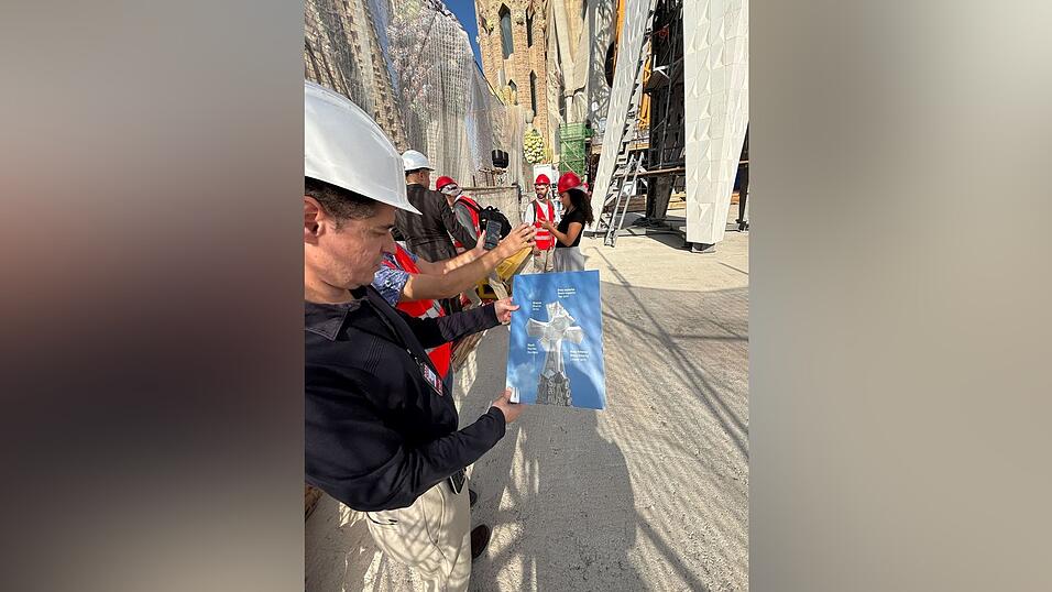 Co-Architekt Mauricio Cortés zeigt mit Hilfe eines Schaubilds, wie das Kreuz auf dem Jesus-Turm aussehen wird.