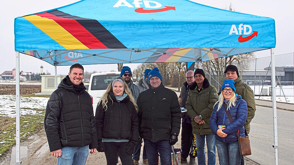 Stellvertretender Kreisvorsitzender Georg Bäumel (links) und weitere AfD-Vertreter in Pfatter. Stellvertretender Kreisvorsitzender Georg Bäumel (links) und weitere AfD-Vertreter in Pfatter.