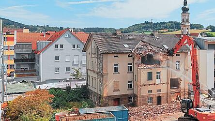 Das &bdquo;Graffiti-Haus&ldquo; im Westlichen Stadtgraben sorgte in den vergangenen Monaten f&uuml;r Aufsehen. Jetzt tut sich was auf der Baustelle: Der Abriss des Geb&auml;udes hat begonnen. Anschlie&szlig;end soll hier ein Neubau mit 37 Wohnungen entstehen.