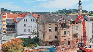 Das &bdquo;Graffiti-Haus&ldquo; im Westlichen Stadtgraben sorgte in den vergangenen Monaten f&uuml;r Aufsehen. Jetzt tut sich was auf der Baustelle: Der Abriss des Geb&auml;udes hat begonnen. Anschlie&szlig;end soll hier ein Neubau mit 37 Wohnungen entstehen.