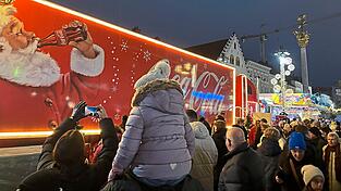Der Coca-Cola-Weihnachtstruck sorgte im vergangenen Jahr für einen Besucheransturm in der Straubinger Innenstadt. Der Coca-Cola-Weihnachtstruck sorgte im vergangenen Jahr für einen Besucheransturm in der Straubinger Innenstadt.