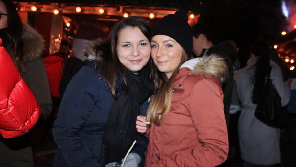 Seit einigen Jahren gehört auch die Weihnachtspyramide am Bischof-Sailer-Platz zur festen Institution zur Weihnachtszeit in Landshut, und ist vor allem bei der jüngeren Generation sehr beliebt. Seit einigen Jahren gehört auch die Weihnachtspyramide am Bischof-Sailer-Platz zur festen Institution zur Weihnachtszeit in Landshut, und ist vor allem bei der jüngeren Generation sehr beliebt.