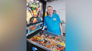 Carsten Fleuren vor einem der Geräte in der 'Flippergarage'. Er betreibt den Treffpunkt für alle Fans der blinkenden Automaten in Altdorf bei Landshut.