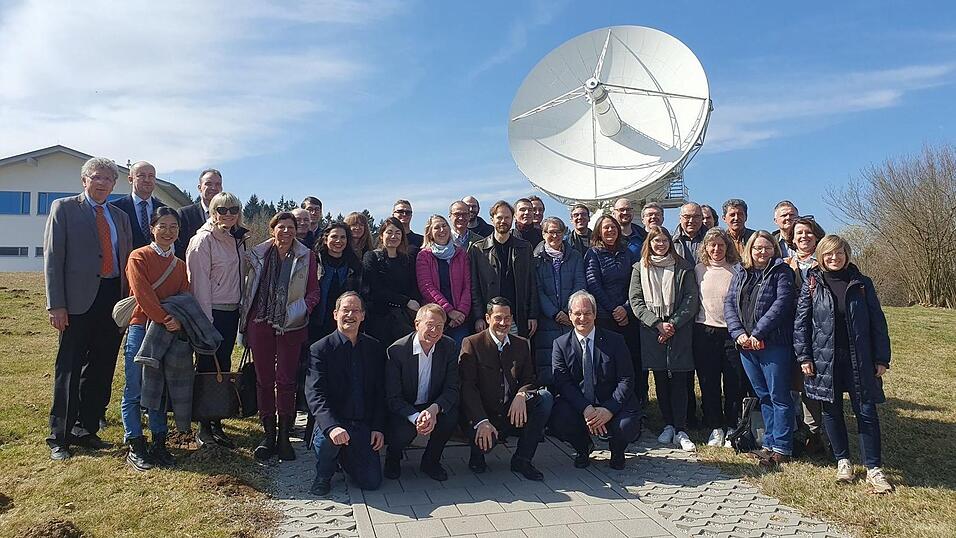 Die Delegation des Pr&auml;sidialstabs der Technischen Universit&auml;t M&uuml;nchen (ganz vorne knieend: Leiter der Forschungseinrichtung Satellitengeod&auml;sie Prof. Dr. Urs Hugentobler, BKG-Pr&auml;sident Prof. Dr. Paul Becker, TUM-Pr&auml;sident Prof. Dr. Thomas F. Hofmann, TUM-Betriebsgruppenleiter PD Dr. Alexander Neidhardt; Kanzler Albert Berger in der Gruppe als achter von rechts)