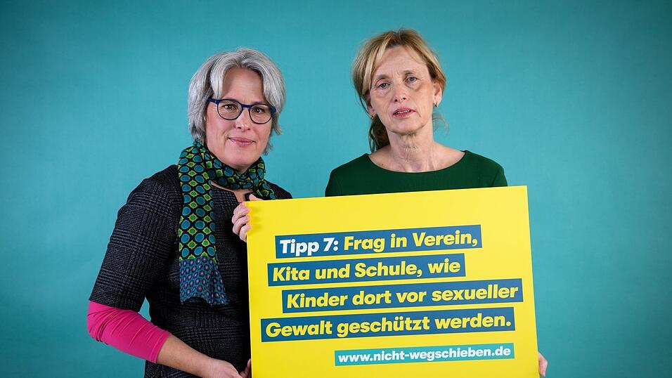 Karin Prien (CDU, r.), Bundesministerin für Bildung, Familie, Senioren, Frauen und Jugend, zeigt zusammen mit Kerstin Claus, Unabhängige Bundesbeauftragte gegen sexuellen Missbrauch von Kindern und Jugendlichen, bei einer Fotoaktion zu einer Aufklärungskampagne unter dem Motto „Schieb deine Verantwortung nicht weg!“ im Bundestag ein Plakat. Karin Prien (CDU, r.), Bundesministerin für Bildung, Familie, Senioren, Frauen und Jugend, zeigt zusammen mit Kerstin Claus, Unabhängige Bundesbeauftragte gegen sexuellen Missbrauch von Kindern und Jugendlichen, bei einer Fotoaktion zu einer Aufklärungskampagne unter dem Motto „Schieb deine Verantwortung nicht weg!“ im Bundestag ein Plakat.