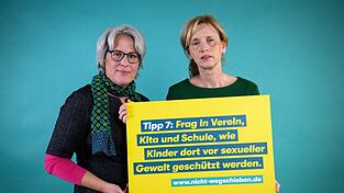 Karin Prien (CDU, r.), Bundesministerin für Bildung, Familie, Senioren, Frauen und Jugend, zeigt zusammen mit Kerstin Claus, Unabhängige Bundesbeauftragte gegen sexuellen Missbrauch von Kindern und Jugendlichen, bei einer Fotoaktion zu einer Aufklärungskampagne unter dem Motto „Schieb deine Verantwortung nicht weg!“ im Bundestag ein Plakat.