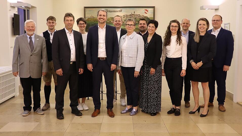 B&uuml;rgermeister Matthias Kohlmayer (5. v. l.) mit seinen Stellvertretern Martin Aigner (3. v. l.) und Heike Aichner (Mitte) und den neuen Stadtr&auml;ten Gottfried Kullmann (v. l.), Daniel Schmidbauer, Kathrin Aum&uuml;ller, Georg Schachtner, Bernhard Kellner, Pamela Schobner, Petra Gronau, Andreas Thannhuber, Vanessa Hofmann und Andreas Freilinger.