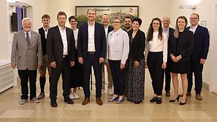 Bürgermeister Matthias Kohlmayer (5. v. l.) mit seinen Stellvertretern Martin Aigner (3. v. l.) und Heike Aichner (Mitte) und den neuen Stadträten Gottfried Kullmann (v. l.), Daniel Schmidbauer, Kathrin Aumüller, Georg Schachtner, Bernhard Kellner, Pamela Schobner, Petra Gronau, Andreas Thannhuber, Vanessa Hofmann und Andreas Freilinger. Bürgermeister Matthias Kohlmayer (5. v. l.) mit seinen Stellvertretern Martin Aigner (3. v. l.) und Heike Aichner (Mitte) und den neuen Stadträten Gottfried Kullmann (v. l.), Daniel Schmidbauer, Kathrin Aumüller, Georg Schachtner, Bernhard Kellner, Pamela Schobner, Petra Gronau, Andreas Thannhuber, Vanessa Hofmann und Andreas Freilinger.