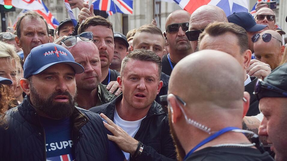 Der Rechtsextremist Tommy Robinson (Mitte) rief zu einer Demo vor dem Polizeihauptquartier in Southampton auf. (Archivfoto)