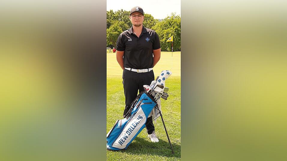 Ob Hemd, Kappe oder Golftasche: Florian Moosmeier identifiziert sich auch auf dem Green des Golfclubs Schloßberg mit seinem Team aus Louisiana. Ob Hemd, Kappe oder Golftasche: Florian Moosmeier identifiziert sich auch auf dem Green des Golfclubs Schloßberg mit seinem Team aus Louisiana.