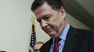 Nach massivem Druck von US-Präsident Donald Trump auf die Justiz hat eine Geschworenenjury den früheren FBI-Direktor James Comey unter anderem wegen Falschaussage angeklagt. Der 64-Jährige soll zudem eine Untersuchung des Kongresses behindert haben.