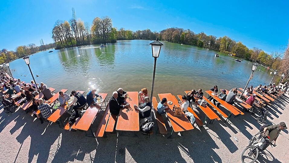 Im Biergarten am Kleinhesseloher See im Englischen Garten scheint die Sonne fast immer hin. Zwischen H&auml;userzeilen ist das anders.