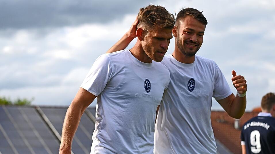 Der Löwe fehlt: Florian Niederlechner mit dem ungewohnten neuen Vereinsemblem auf dem Trikot. Der Löwe fehlt: Florian Niederlechner mit dem ungewohnten neuen Vereinsemblem auf dem Trikot.