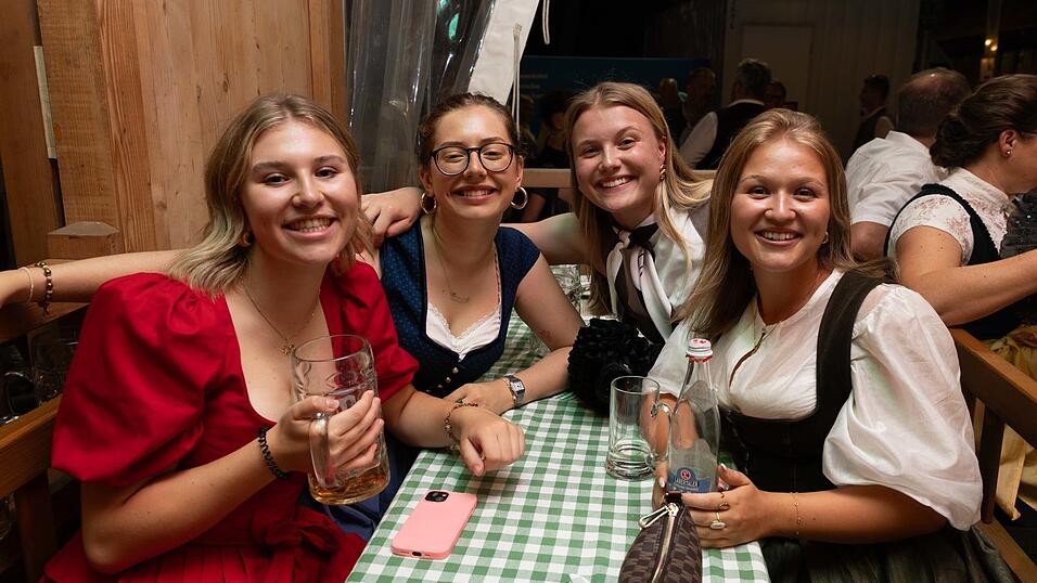 Als die Kapelle Josef Menzl am Montag, 10. August, im Festzelt Weckmann aufspielte, war die Stimmung ausgelassen. Als die Kapelle Josef Menzl am Montag, 10. August, im Festzelt Weckmann aufspielte, war die Stimmung ausgelassen.