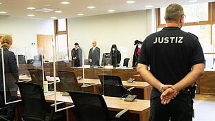 Die Angeklagte (3.v.r.) im Oktober im Gerichtssaal im Landgericht Potsdam. Jetzt wurde das Urteil verk&uuml;ndet.