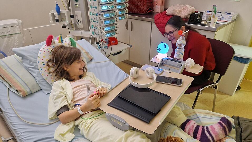 Besonders freut sich die kleine Patientin natürlich auch, wenn sie Besuch von Schwester Evelina bekommt. Besonders freut sich die kleine Patientin natürlich auch, wenn sie Besuch von Schwester Evelina bekommt.