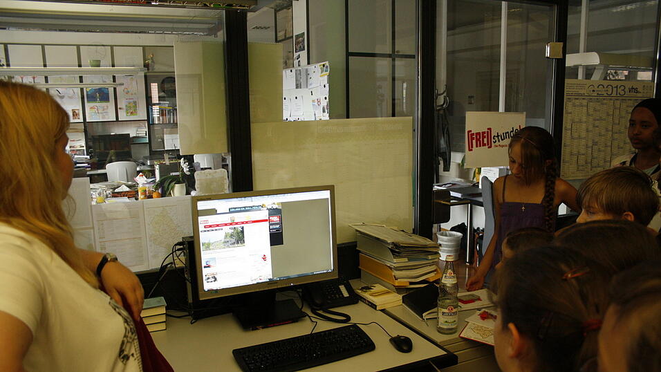 Die 4a und 4b der Grundschule Alburg besuchte am Donnerstag, 11. Juli, zusammen mit ihren Lehrerinnen Frau Scheer und Frau Schill das Verlagshaus des Straubinger Tagblatts. (Foto: Gabauer) Die 4a und 4b der Grundschule Alburg besuchte am Donnerstag, 11. Juli, zusammen mit ihren Lehrerinnen Frau Scheer und Frau Schill das Verlagshaus des Straubinger Tagblatts. (Foto: Gabauer)