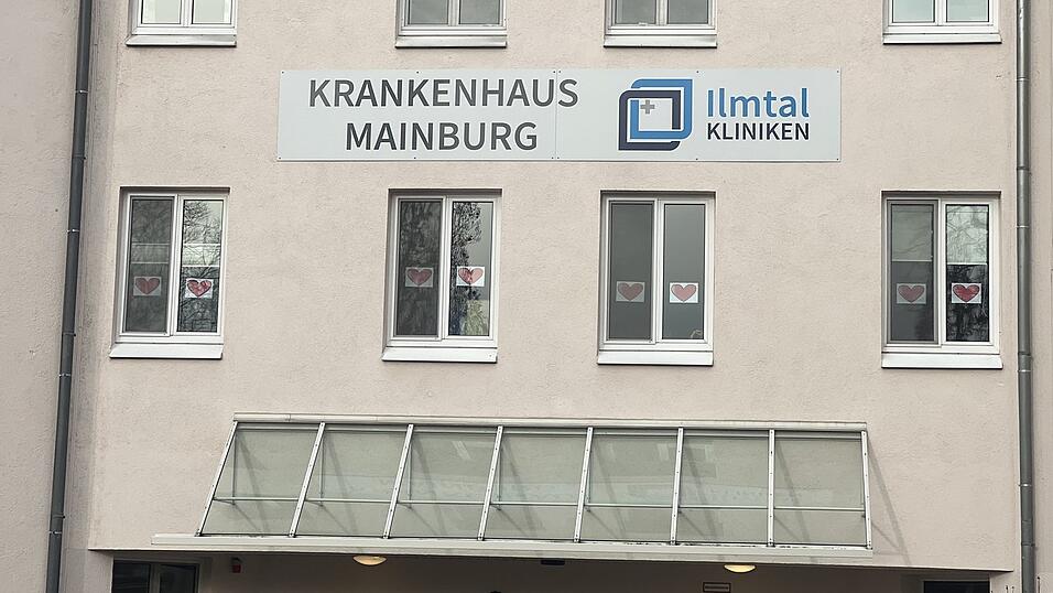 Herzchensymbole an den Fenstern wertet man bei der Bürgerinitiative „Rettet das Mainburger Krankenhaus” als Zustimmung des Personals für den eigenen Kurs und kontert damit Vorwürfe des Betriebsrats der Ilmtalklinik.