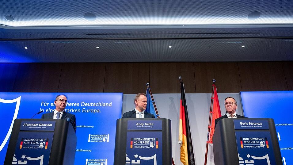 Was Firmen oder Sicherheitsfirmen mit Spezialfähigkeiten künftig erlaubt sein soll, um wichtige Einrichtungen zu schützen, werde aktuell innerhalb der Bundesregierung und mit den Ländern besprochen, heißt es aus dem Bundesinnenministerium. (Archivbild) Was Firmen oder Sicherheitsfirmen mit Spezialfähigkeiten künftig erlaubt sein soll, um wichtige Einrichtungen zu schützen, werde aktuell innerhalb der Bundesregierung und mit den Ländern besprochen, heißt es aus dem Bundesinnenministerium. (Archivbild)