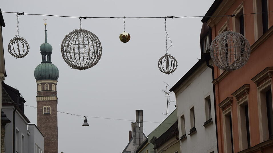 Den ganzen Winter über erhellt die Beleuchtung die Stadt. Den ganzen Winter über erhellt die Beleuchtung die Stadt.