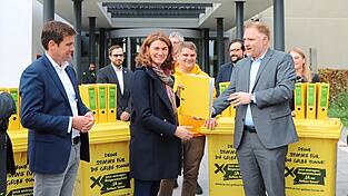 Für die Tonne: Landrätin Tanja Schweiger (Mitte) empfing Ende Oktober Unterschriften von der Kreis-CSU (mit Rainer Mißlbeck, rechts). Für die Tonne: Landrätin Tanja Schweiger (Mitte) empfing Ende Oktober Unterschriften von der Kreis-CSU (mit Rainer Mißlbeck, rechts).