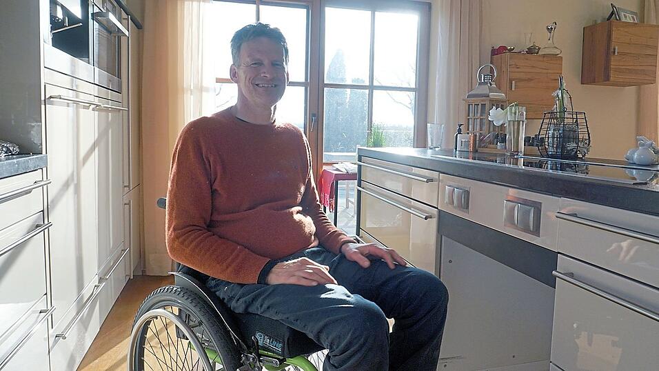 In seiner rollstuhlgerechten K&uuml;che zeigt Paul Grasmaier, dass die Leidenschaft f&uuml;r das Kochen keine Grenzen kennt.