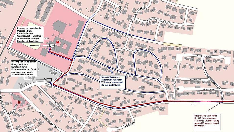Der Leitungsverlauf zeigt den Ausbau des Wärmenetzes in der Siedlung östlich der Realschule. Die rot eingezeichnete Leitung stellt die Hauptleitung dar, die von der Biogasanlage Neufahrnreuth kommt. Die blauen Leitungen zeigen das Wärmenetz, das zu den Hausanschlüssen führt. Eine Verteilerstation ist entweder an der Realschule oder an der Reutstraße geplant. Der Leitungsverlauf zeigt den Ausbau des Wärmenetzes in der Siedlung östlich der Realschule. Die rot eingezeichnete Leitung stellt die Hauptleitung dar, die von der Biogasanlage Neufahrnreuth kommt. Die blauen Leitungen zeigen das Wärmenetz, das zu den Hausanschlüssen führt. Eine Verteilerstation ist entweder an der Realschule oder an der Reutstraße geplant.