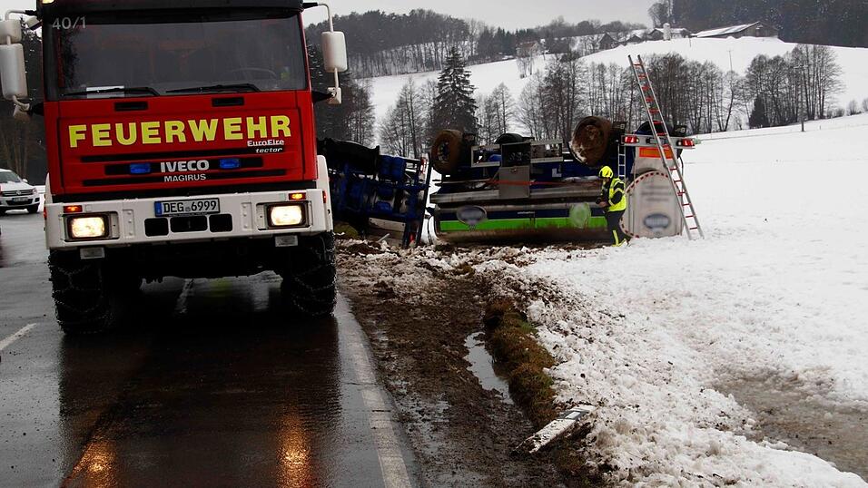 Der Milchtransporter wollte ausweichen, kam ins Schleudern und kippte in den Straßengraben.