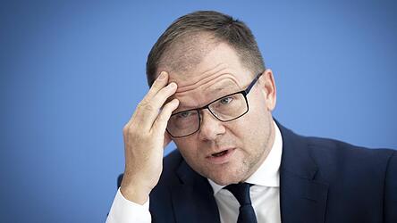 „Diese sogenannten kleinen Reaktoren sind ein Phänomen“, sagt Carsten Schneider: „Man hört zwar viel von ihnen, aber man sieht sie nie.“ „Diese sogenannten kleinen Reaktoren sind ein Phänomen“, sagt Carsten Schneider: „Man hört zwar viel von ihnen, aber man sieht sie nie.“