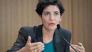 Die Gesch&auml;ftsf&uuml;hrerin von HateAid, einer Hilfsorganisation gegen Hass im Internet, Anna-Lena von Hodenberg, und ihre Kollegin Josephine Ballon sind von der US-Regierung wegen Zensur-Vorw&uuml;rfen mit Einreiseverboten belegt worden.