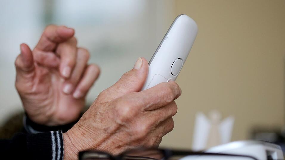 Die Betrüger behaupteten, eine Angehörige des 84-Jährigen hätte einen schweren Unfall verursacht. (Symbolbild) Die Betrüger behaupteten, eine Angehörige des 84-Jährigen hätte einen schweren Unfall verursacht. (Symbolbild)