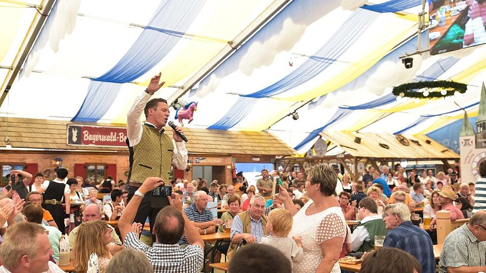Wenn Stefan Mross singt, spielt das Publikum verr&uuml;ckt.