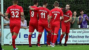 Roding (rot) hat das Landkreis-Derby gegen Lam (weiß) klar für sich entschieden.