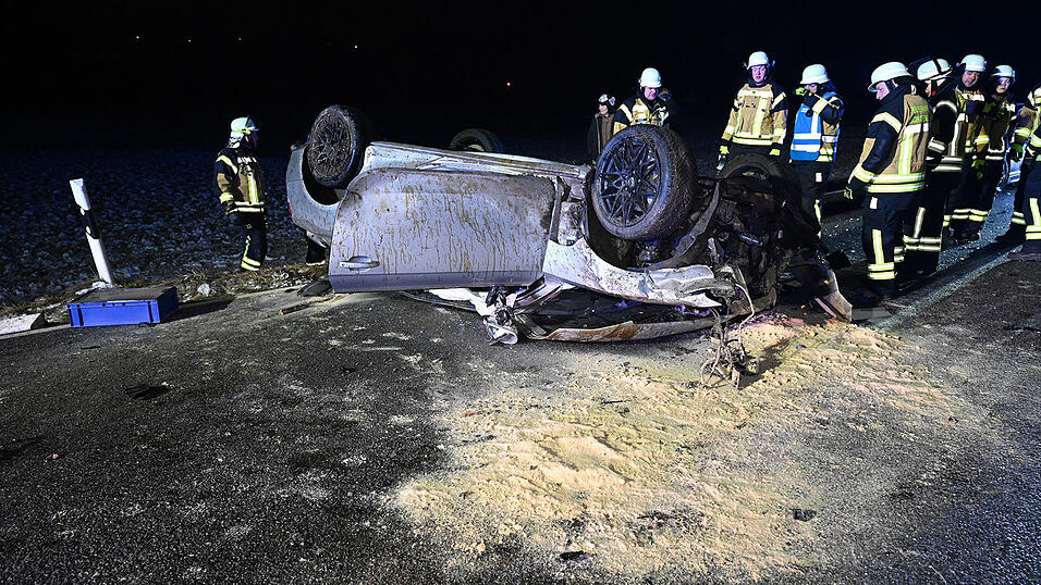 In der Gemeinde Gerzen ist ein Autofahrer gegen einen Holzstoß gekracht.