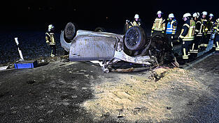 In der Gemeinde Gerzen ist ein Autofahrer gegen einen Holzstoß gekracht.