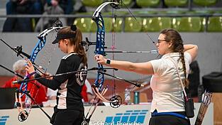 Im Match um Bronze in der Compound Damen-Klasse setzte sich Alexandra Stadler (r.) gegen Marie Marquat durch.